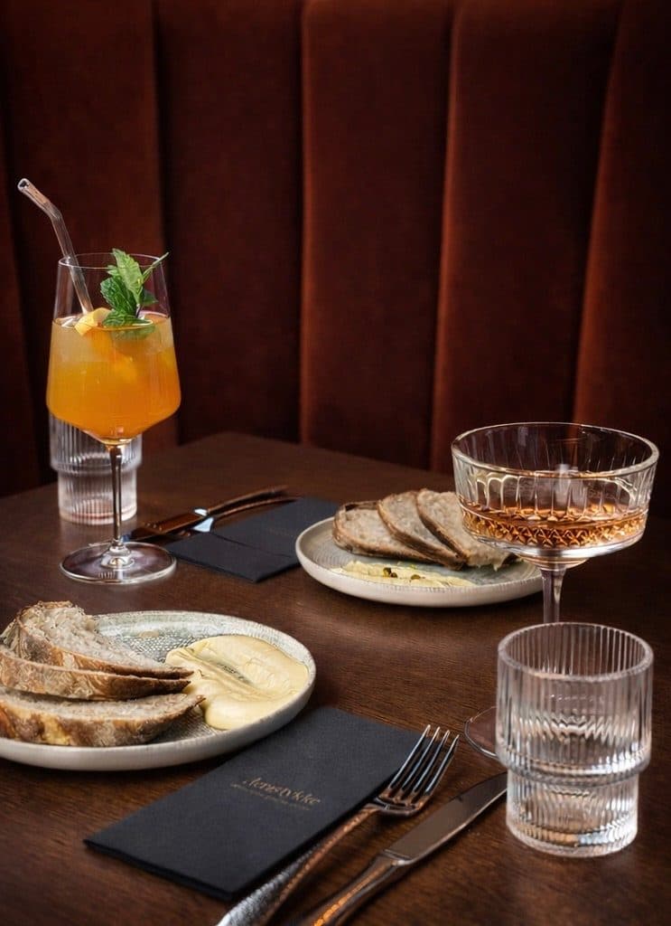 Aperitifs und Snacks an der Bar des Herzstykke