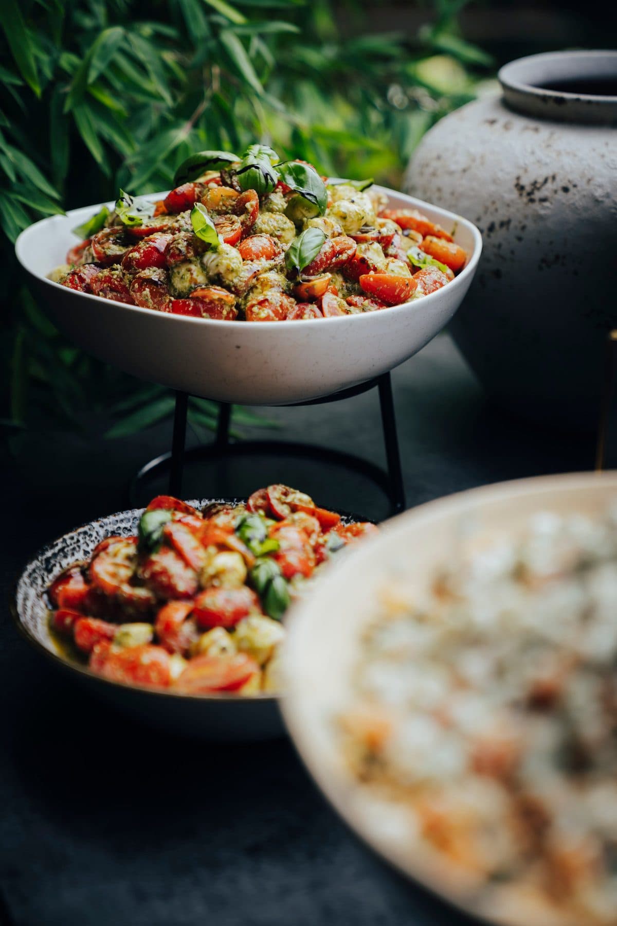 Buffet mit Salaten und Bowls vom Herzstykke Catering