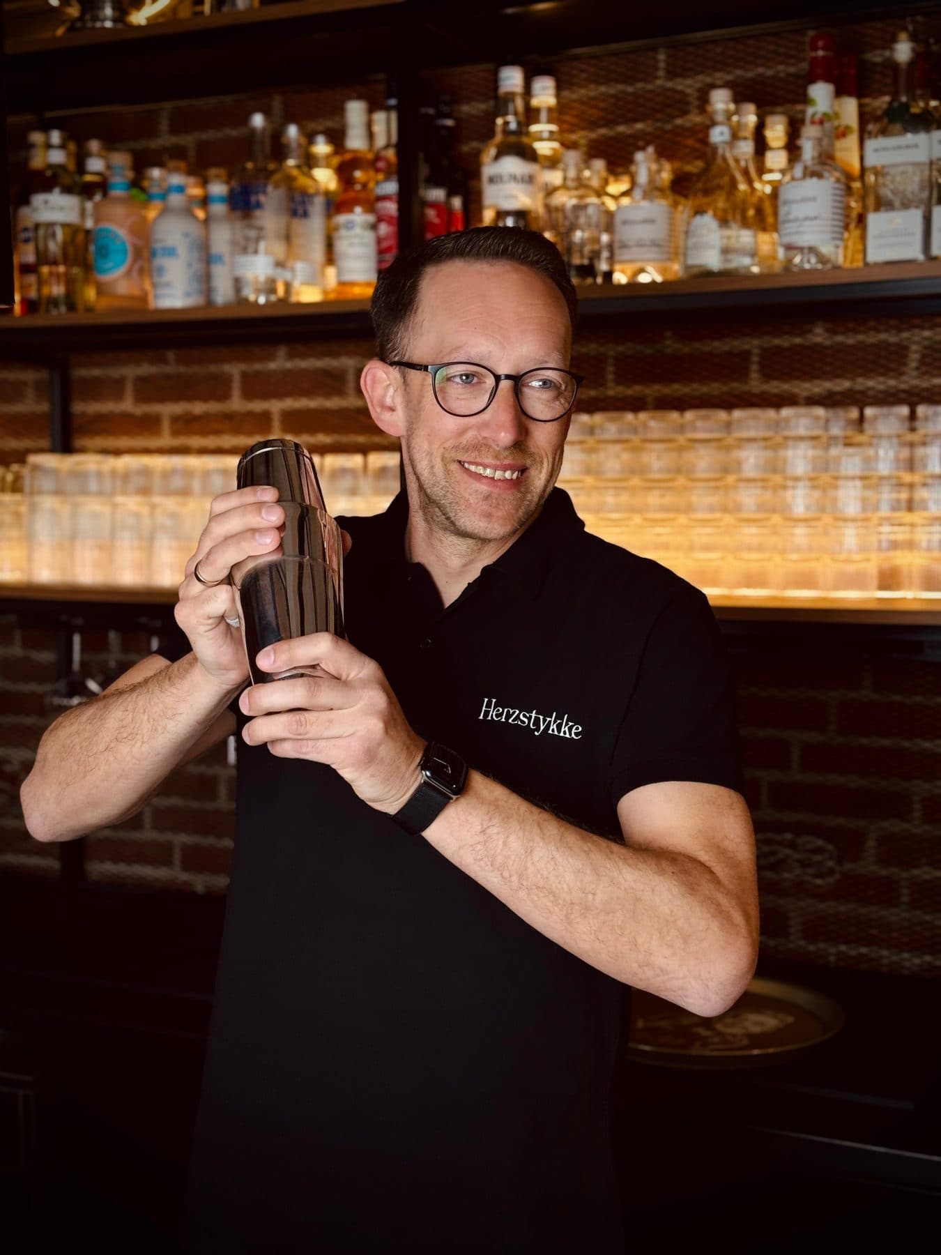 Bartender hinter der Bar