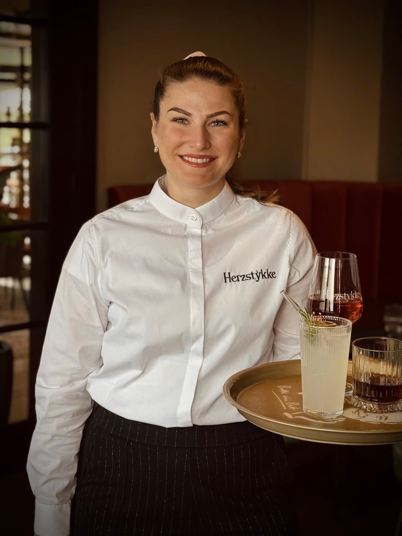 Servicekraft mit Tablett